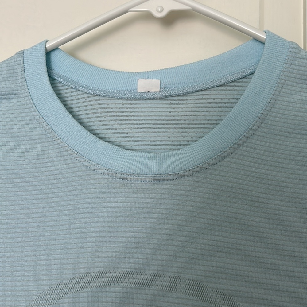 Lululemon Light Blue XS Stretchy Top - Picture 4 of 8